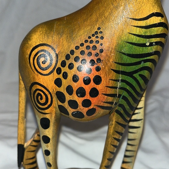 Hand carved giraffe, by craftsmen of Kenya from African muhuhu wood 12” tall - Picture 10 of 17